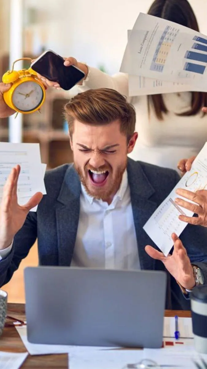 Profesional atravesando una situación de estrés laboral