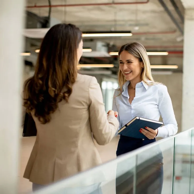 Profesionales conectando y colaborando en un entorno de trabajo